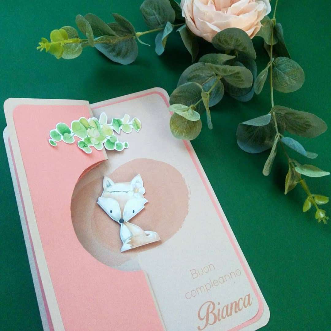 Biglietto di auguri con figura rotante