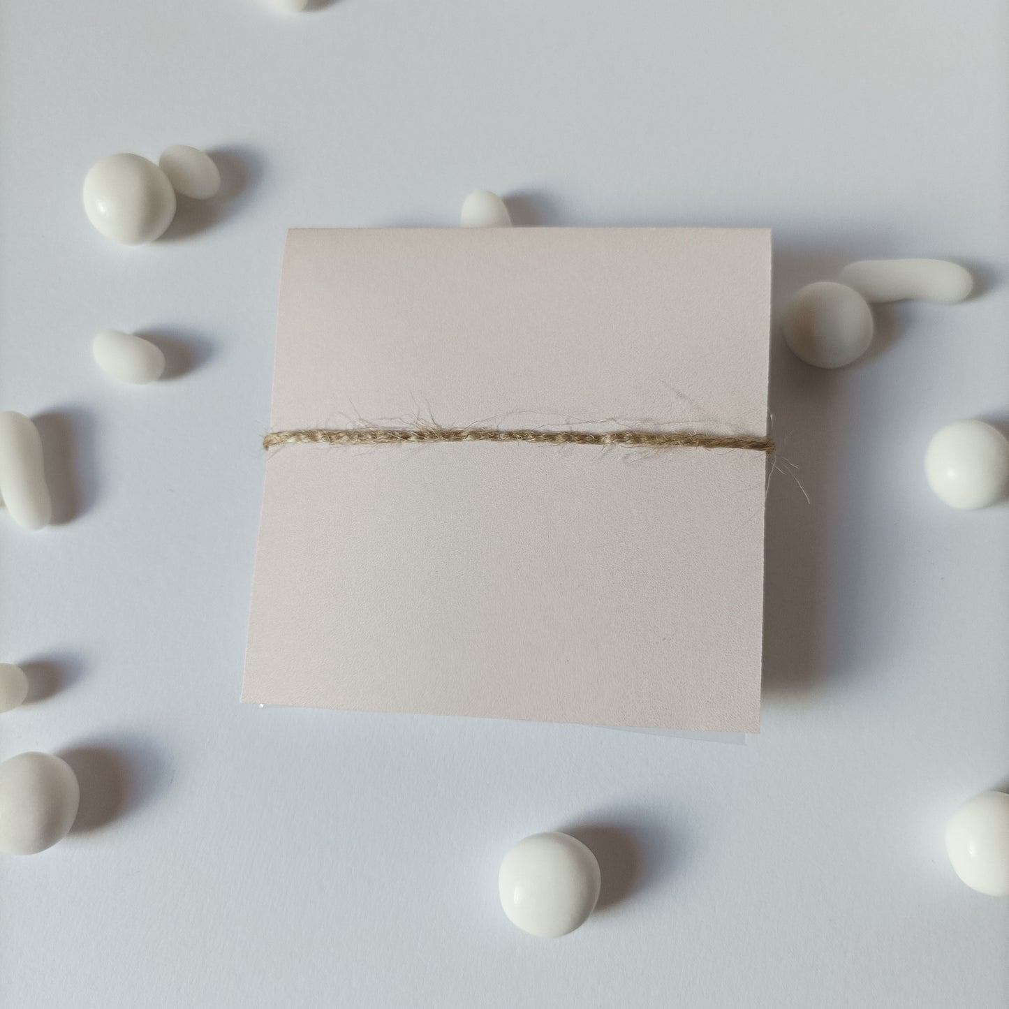 Bustina con etichetta e confetti