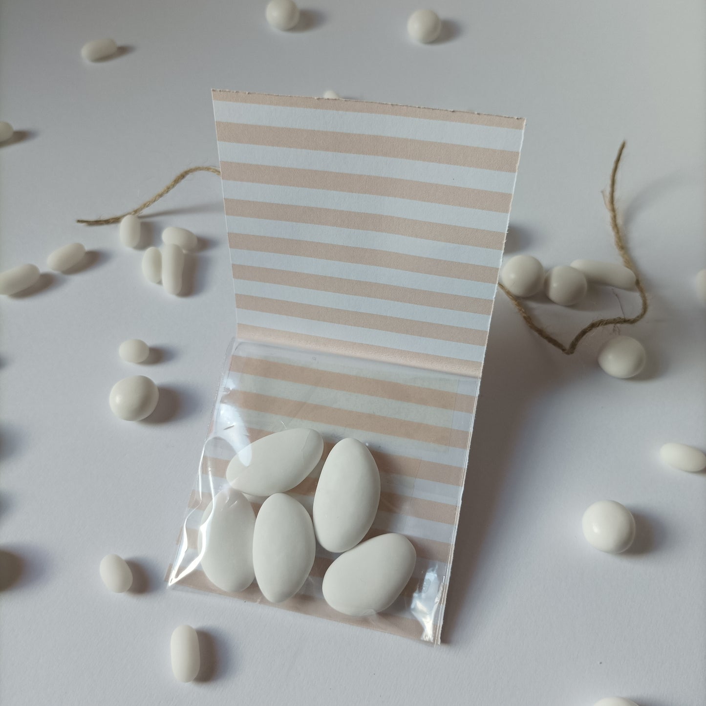 Bustina con etichetta e confetti