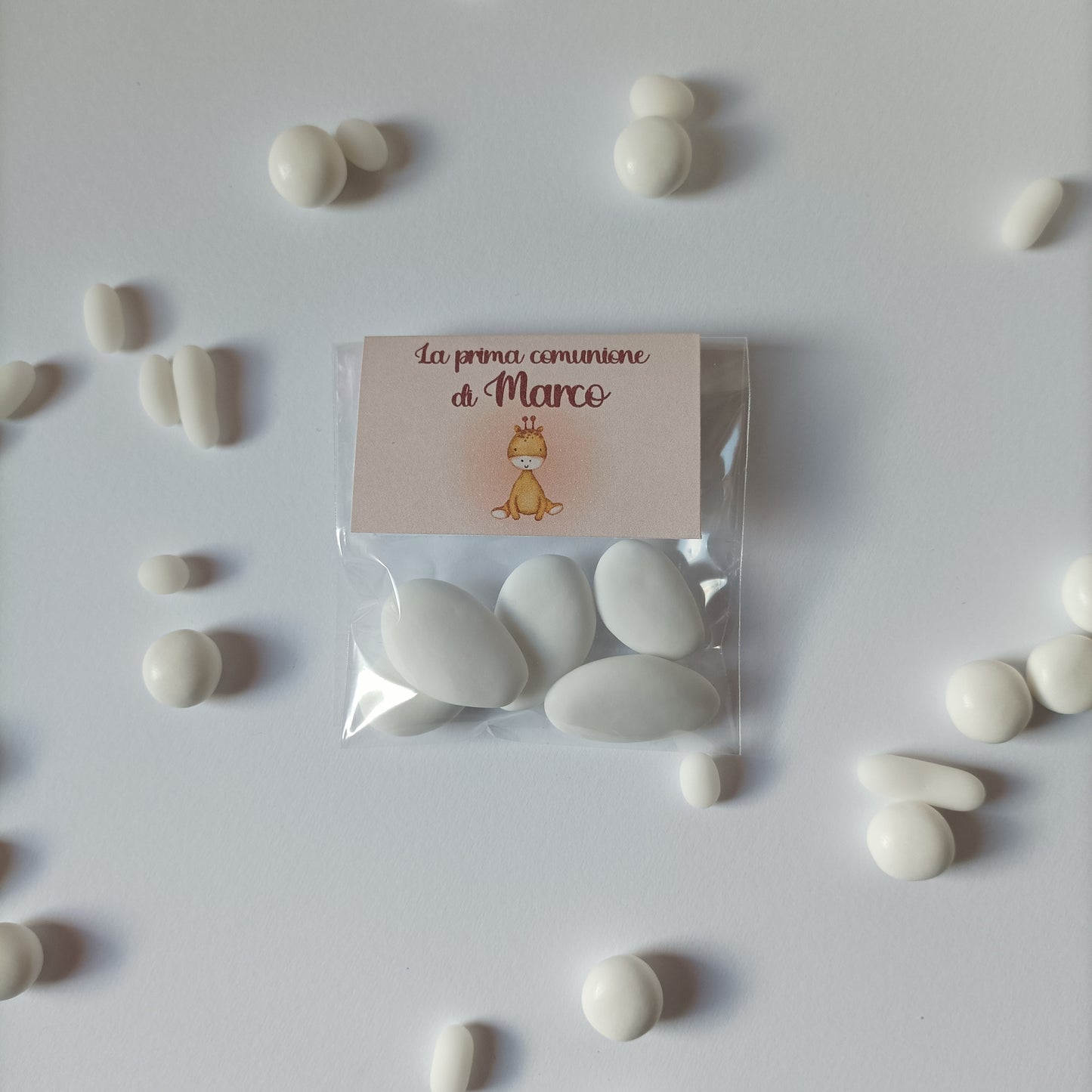 Bustina con etichetta e confetti